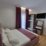 White Ξενοδοχείο *