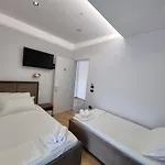 Ξενοδοχείο White *