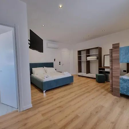 Hotel White *