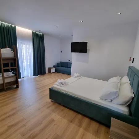 Hotel White *