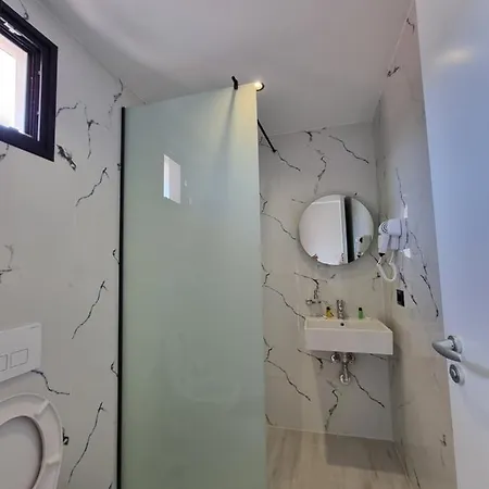 Hotel White *