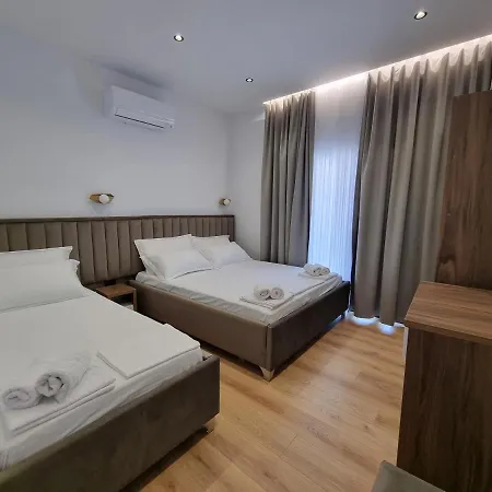 Hotel White *