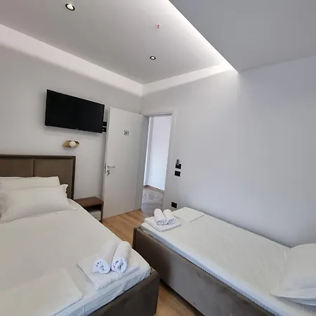Hotel White *